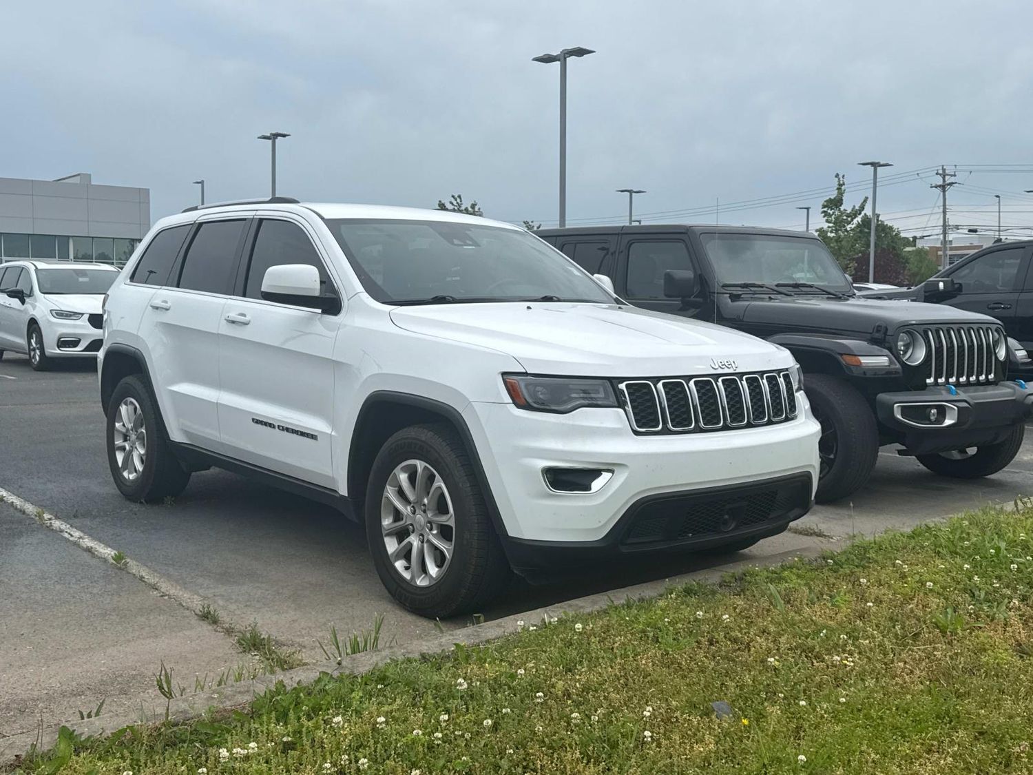 Bright White Clearcoat 2021 Jeep Grand Cherokee Laredo X RWD SUV / Crossover 4X2 8-Speed Automatic