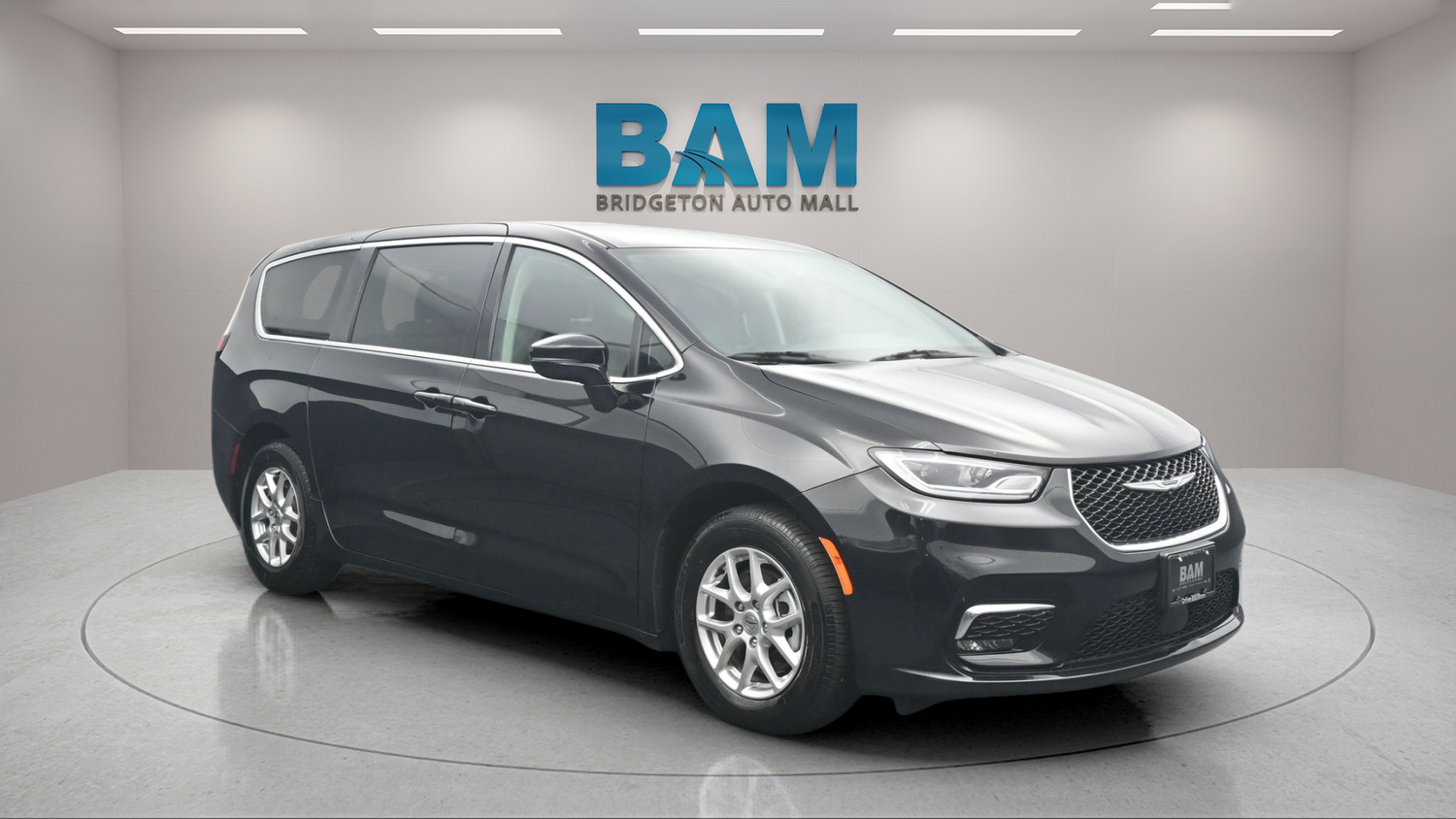 Diamond Black Crystal Pearlcoat 2024 Chrysler Pacifica Minivan Front-Wheel Drive 9-Speed Automatic