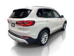 2022 BMW X5 xDrive40i - Alpine White exterior view 4