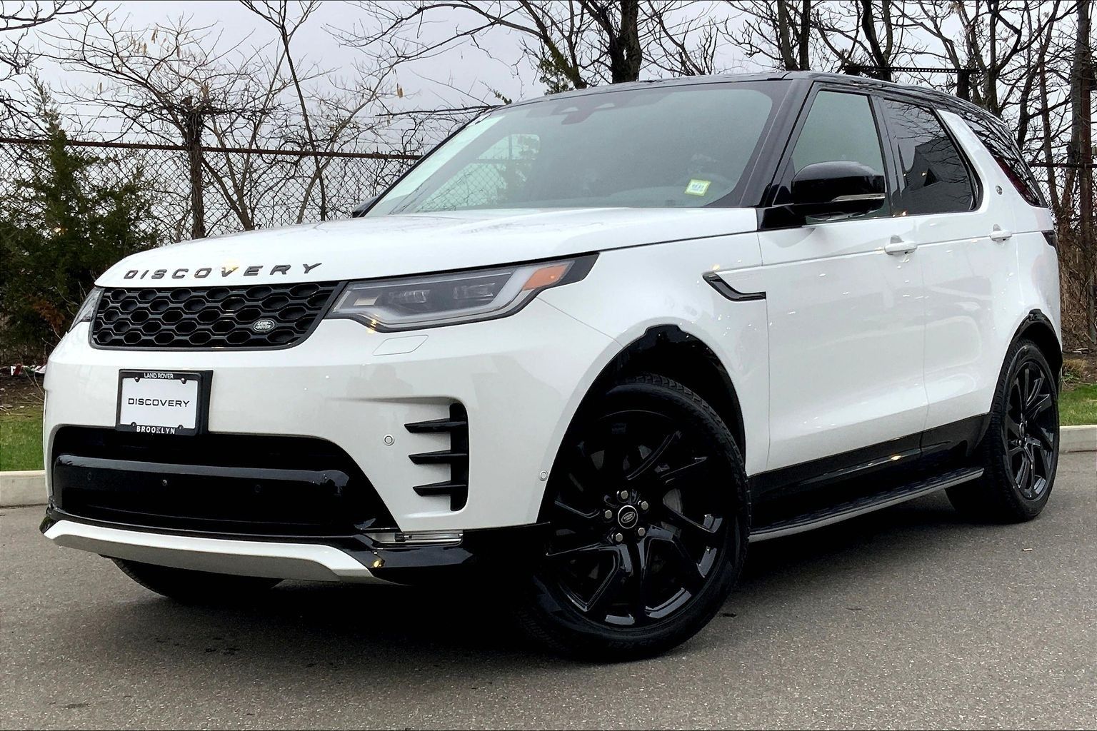 Fuji White 2025 Land Rover Discovery P300 Dynamic SE AWD SUV / Crossover All-Wheel Drive 8-Speed Automatic