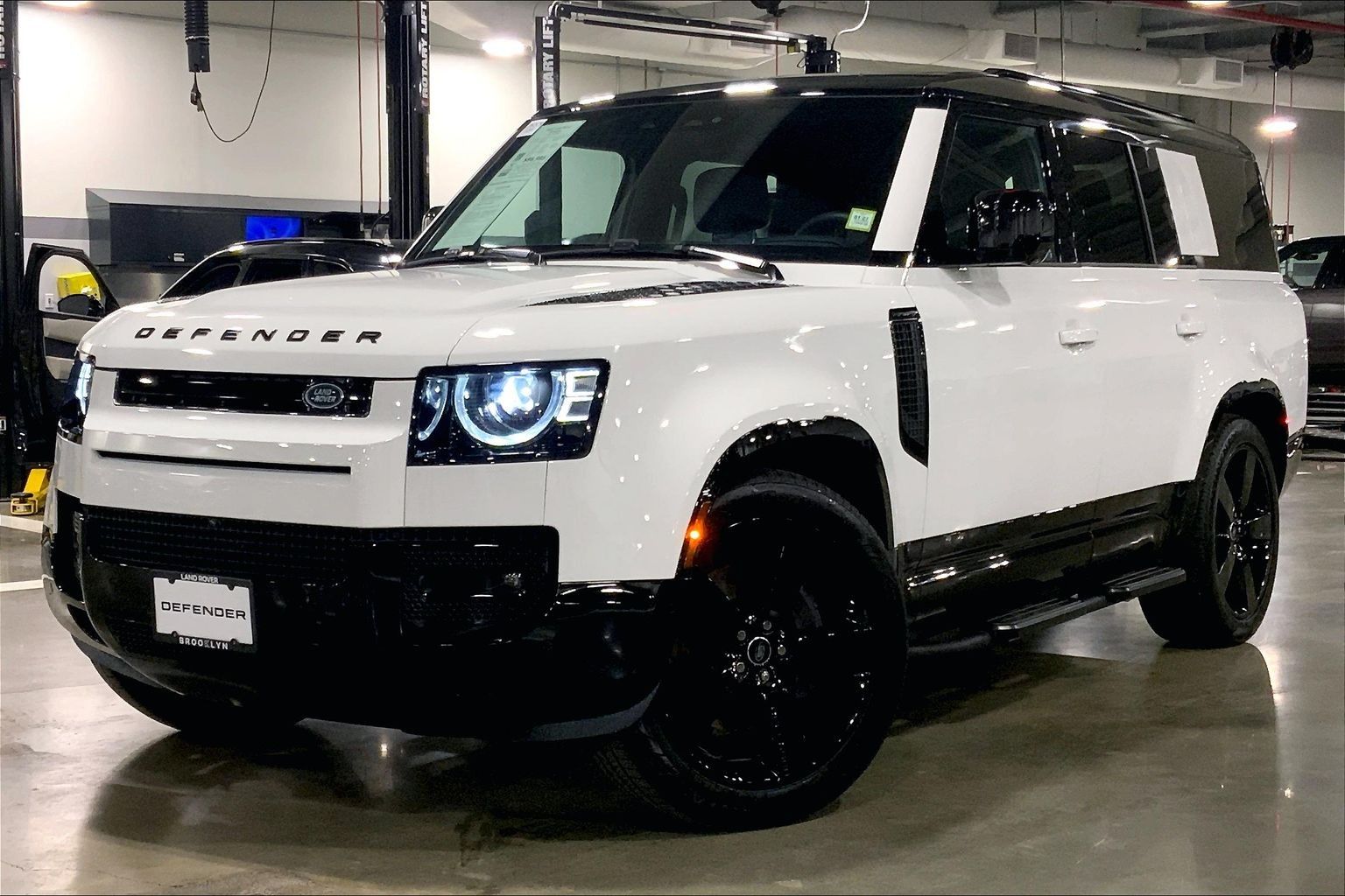 2025 Land Rover Defender 130 P400 X-Dynamic SE AWD