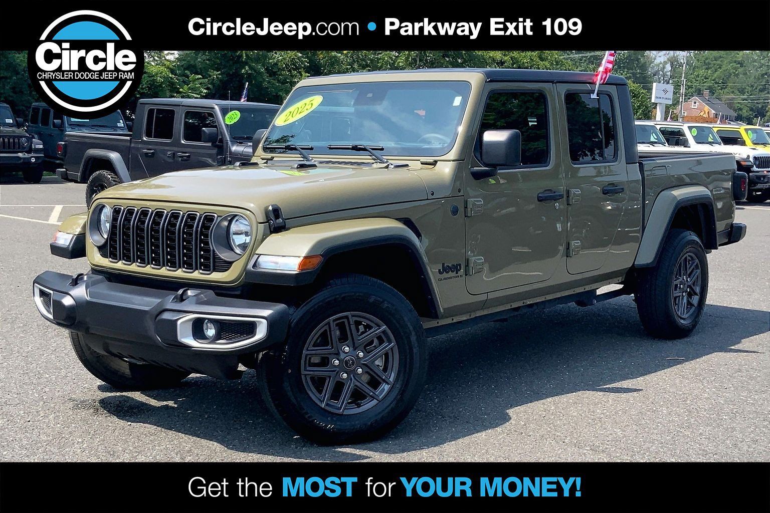 41 2025 Jeep Gladiator Pickup Truck Four-Wheel Drive 8-Speed Automatic