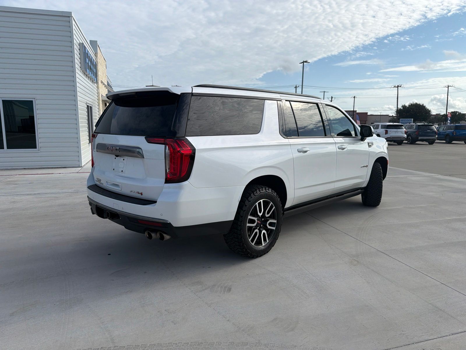 View vehicle photo 7