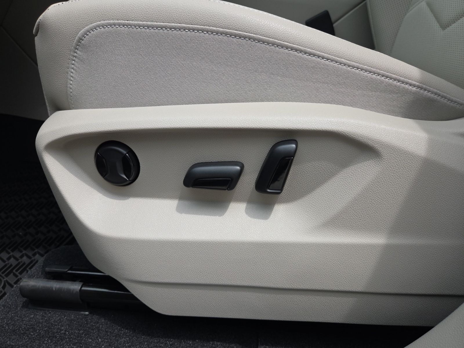 new 2026 Volkswagen Atlas car, priced at $40,234
