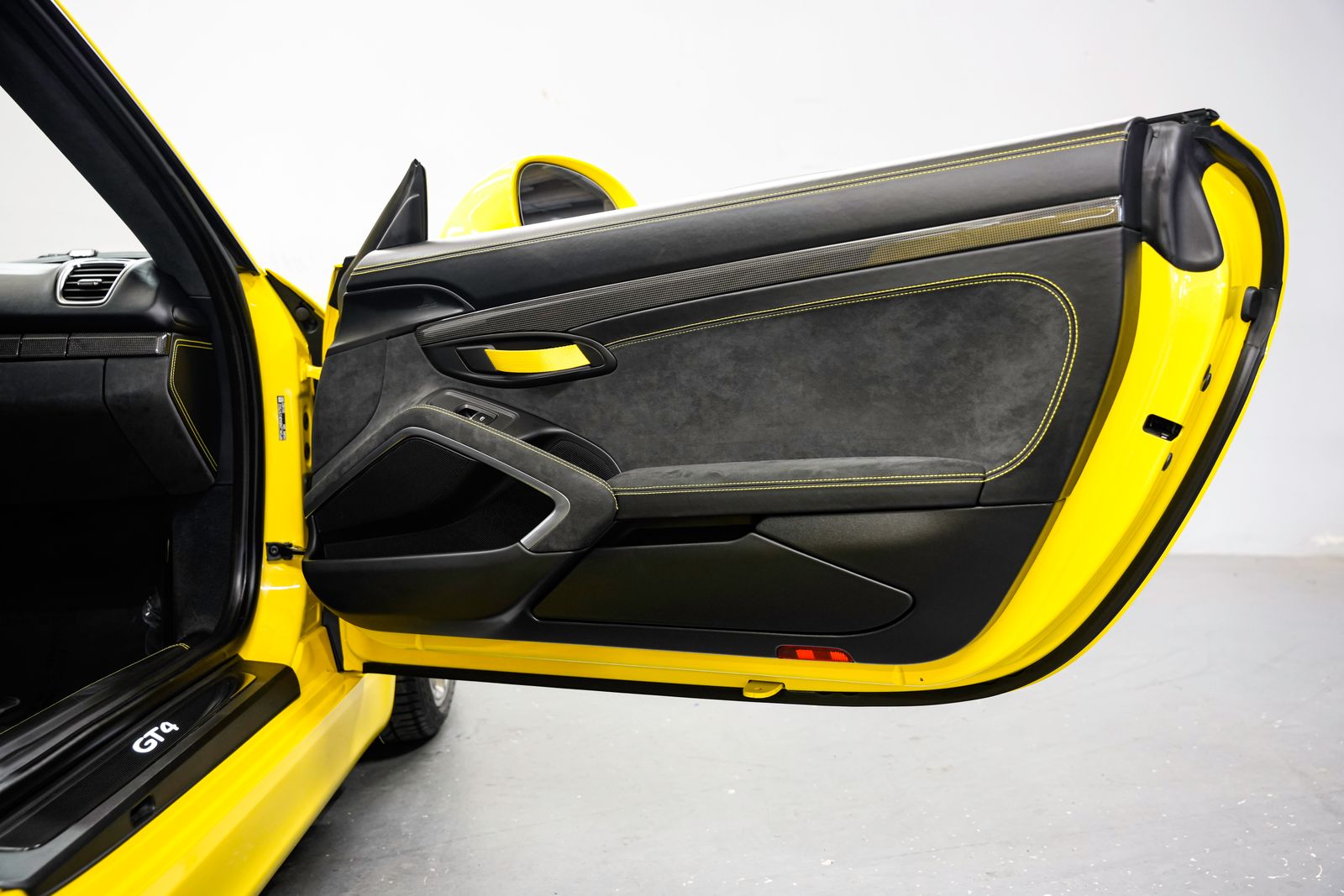 2016 Porsche Cayman GT4 — photo 25