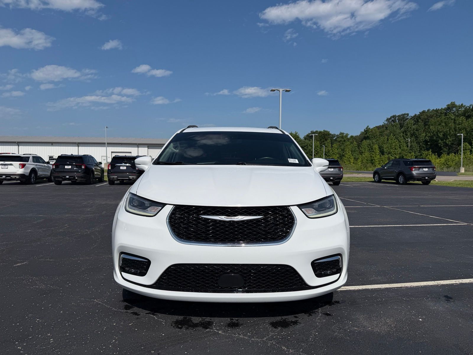 2022 Chrysler Pacifica image 3