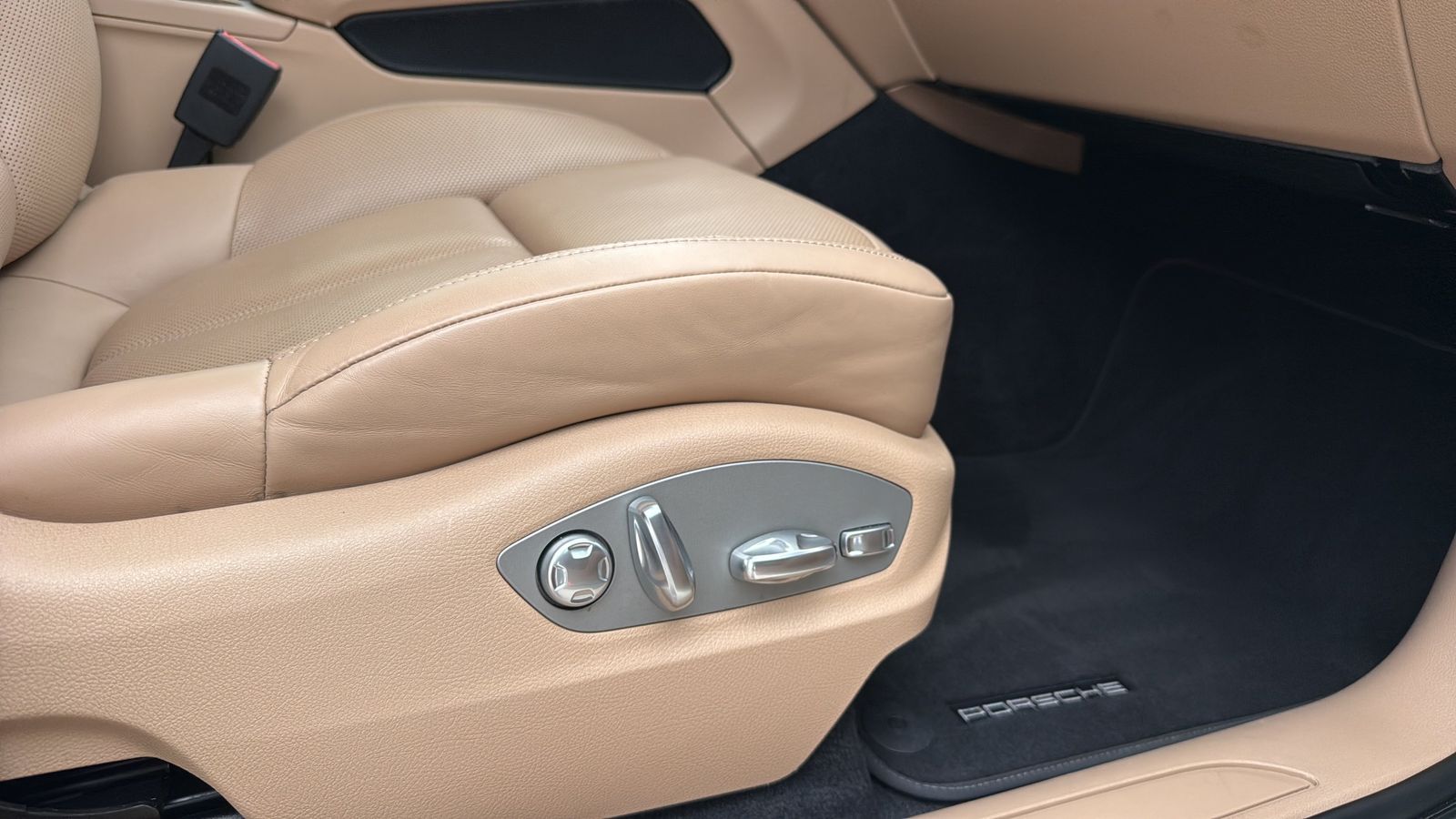 Used 2024 White Porsche Base image 24