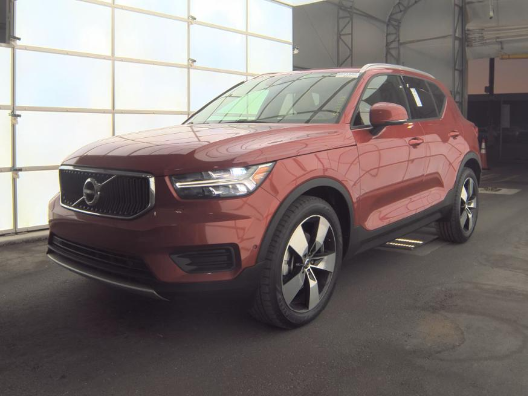 2019 Volvo XC40 T4 Momentum's photo