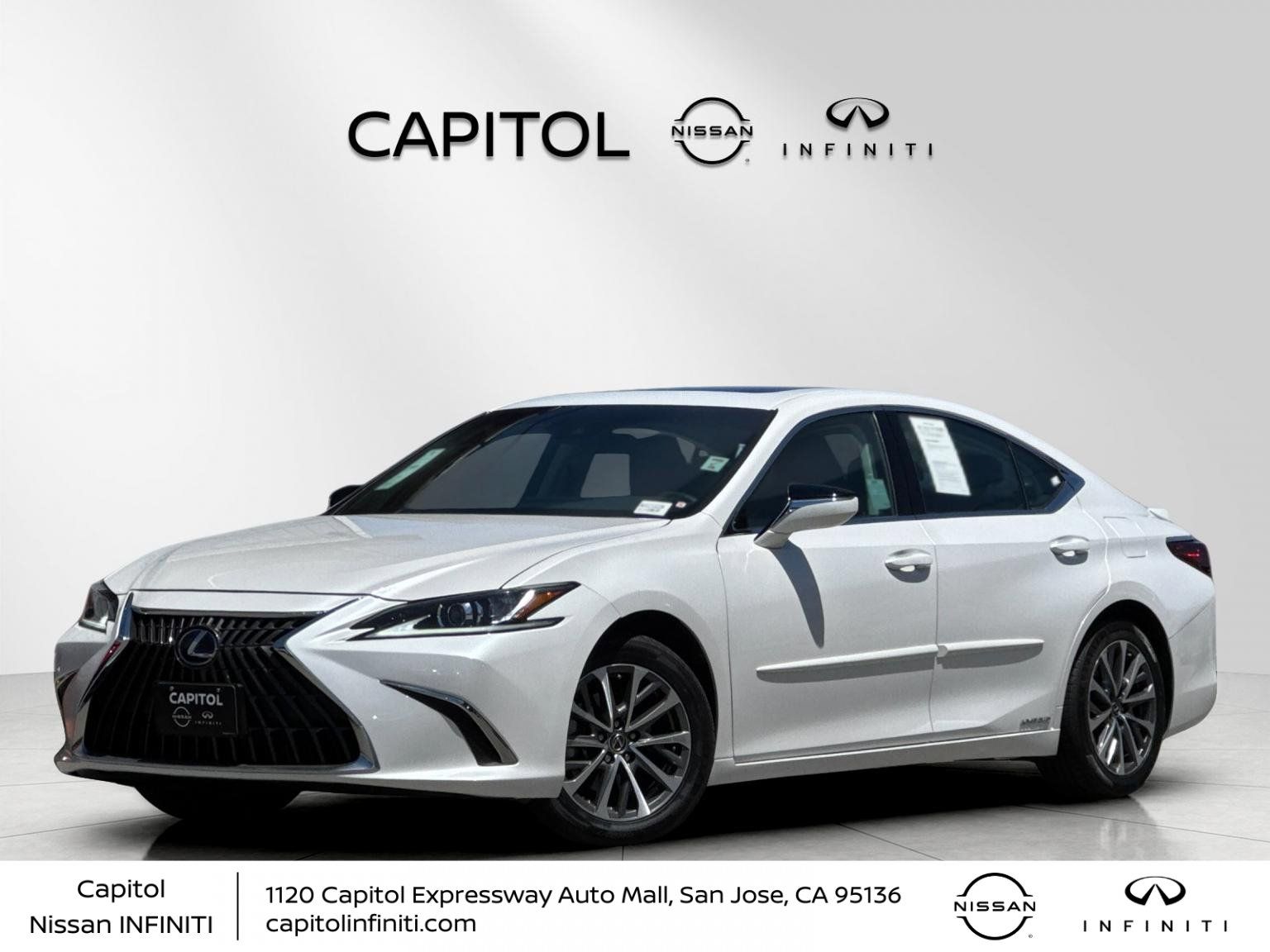 2022 Lexus ES 300h 300h's photo