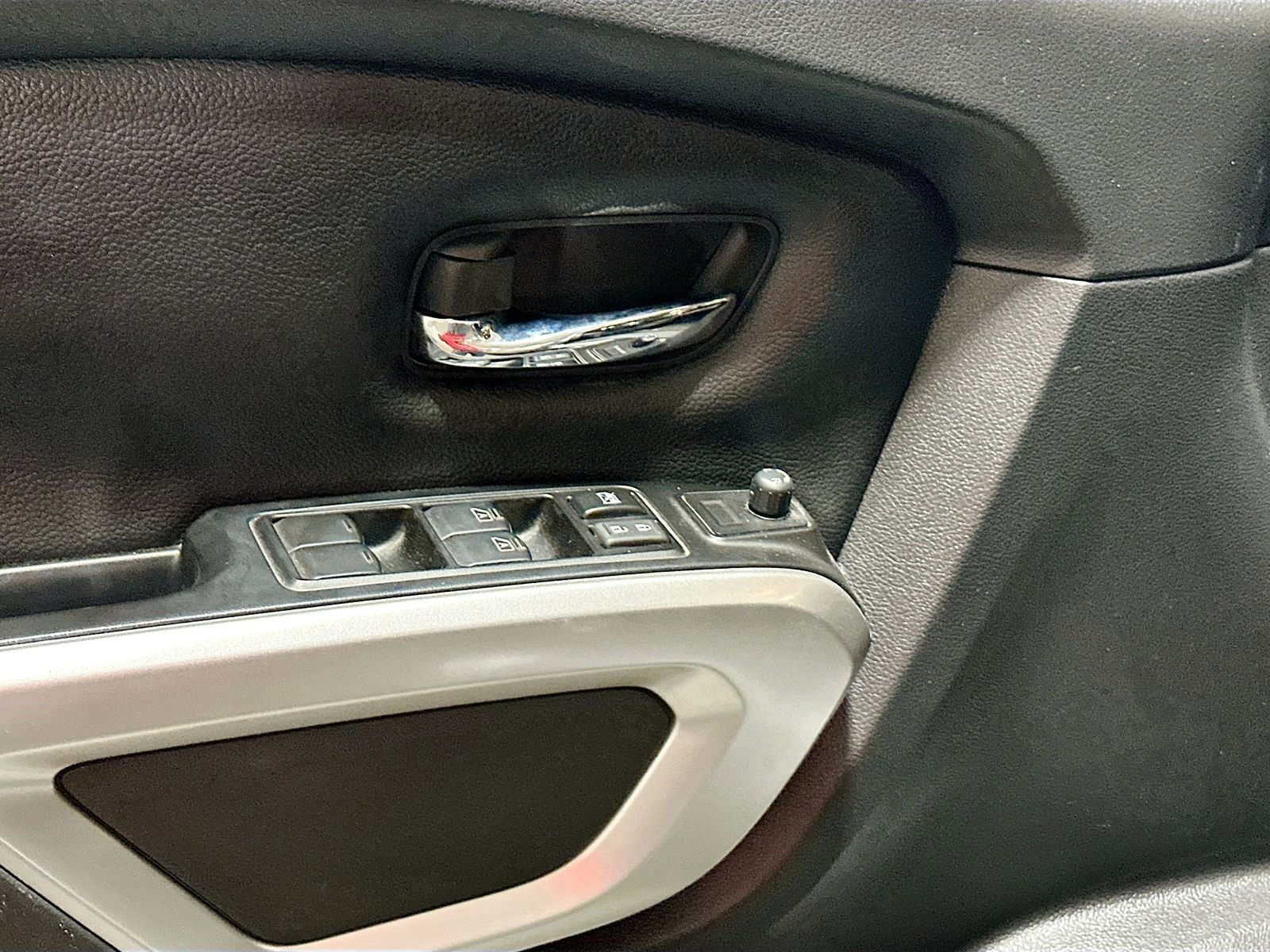Used 2019 Silver Nissan PRO-4X image 18