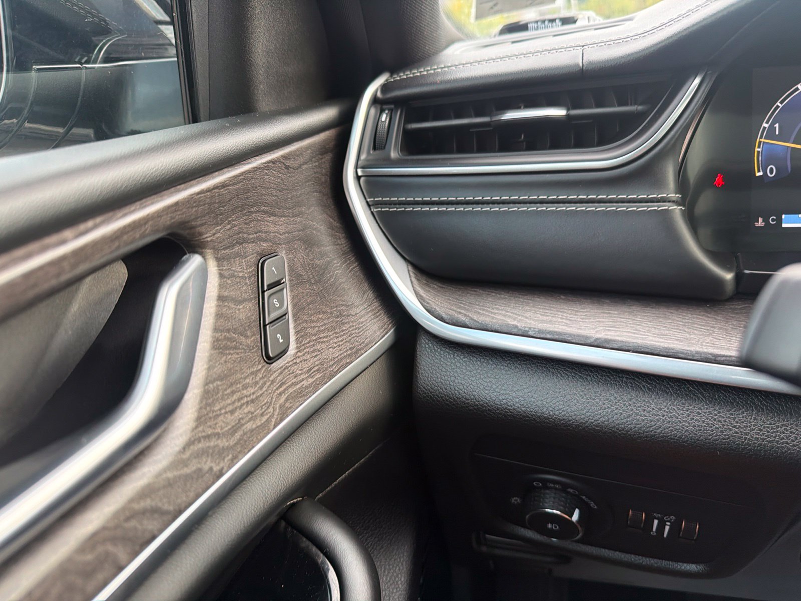 Used 2022 Metallic Jeep Overland image 24