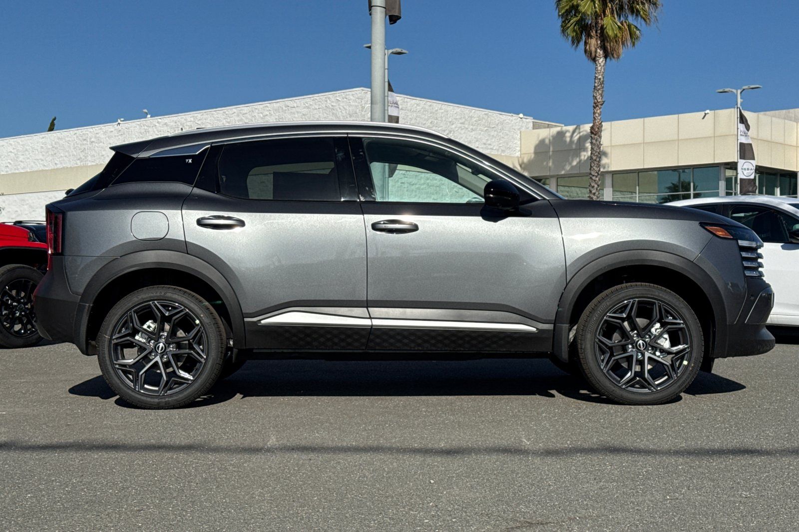 View vehicle photo 3