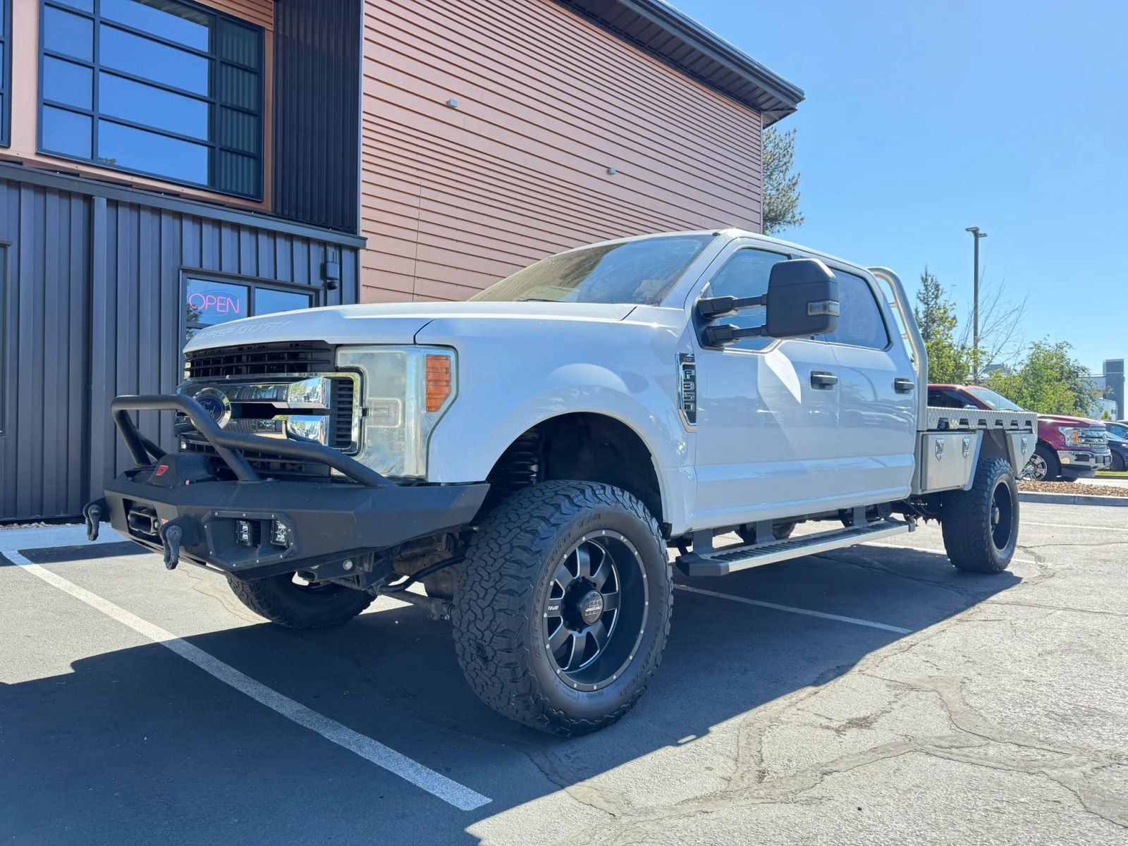 White 2017 Ford F-350 Super Duty XLT Crew Cab 4WD Pickup Truck Four-Wheel Drive 6-Speed Automatic