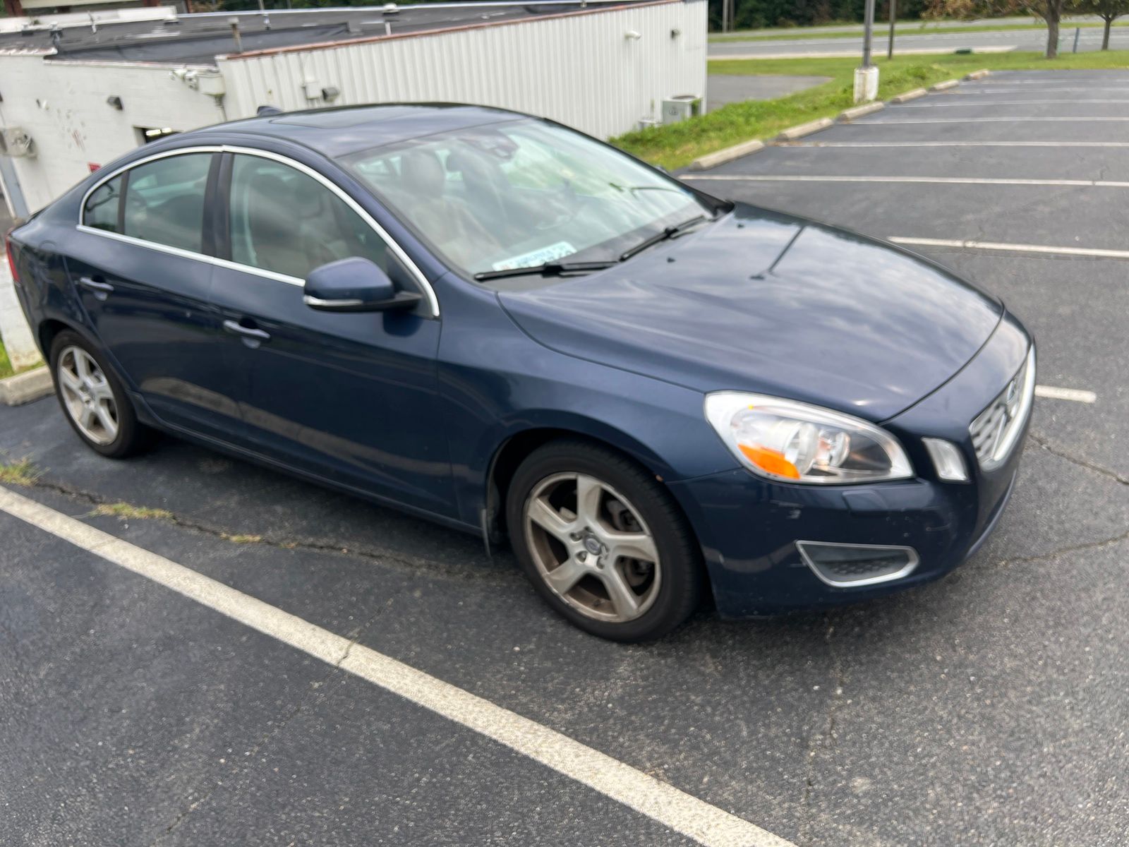 Used 2012 Blue Volvo T5 image 9