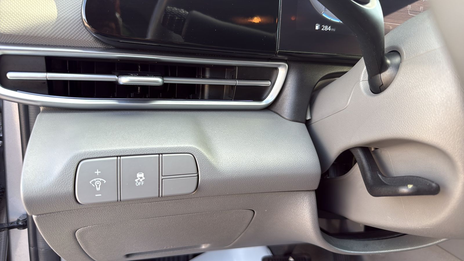 Used 2025 Gray Hyundai SEL Convenience image 17