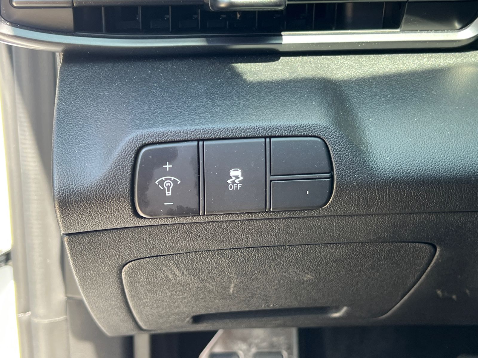 Used 2025 White Hyundai SEL Sport image 25