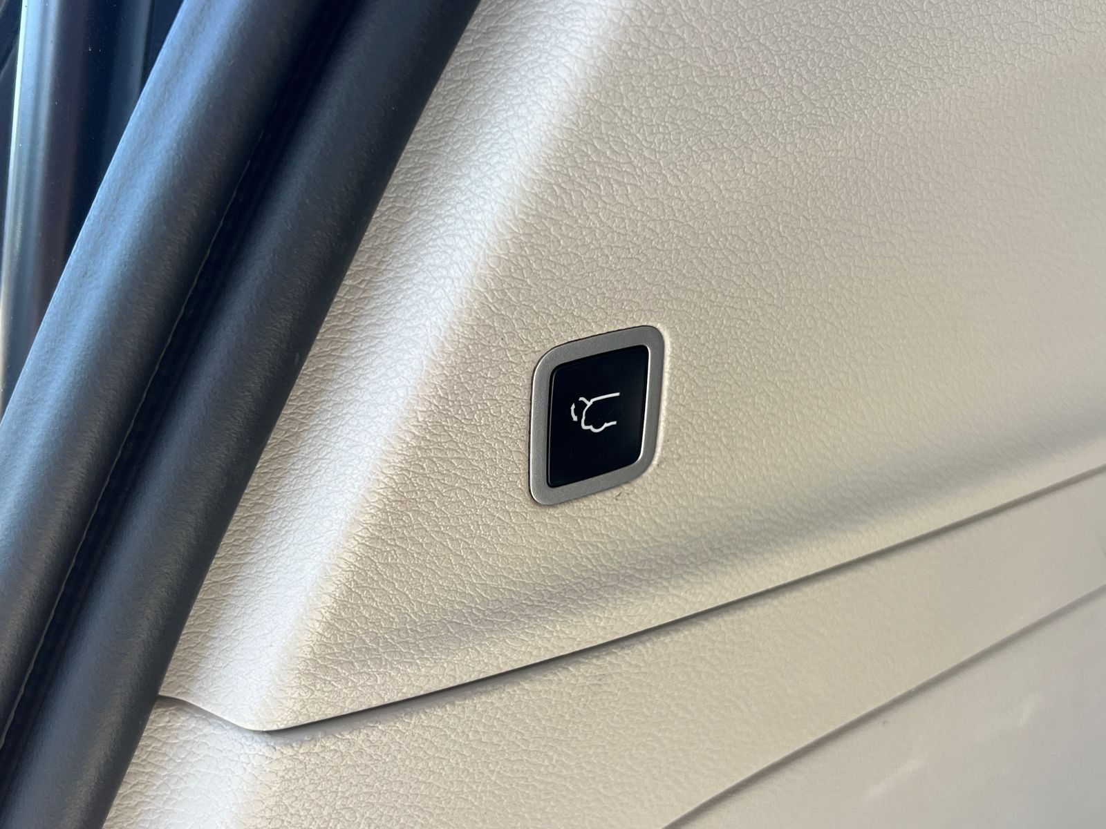 Used 2022 White Chrysler LX image 19