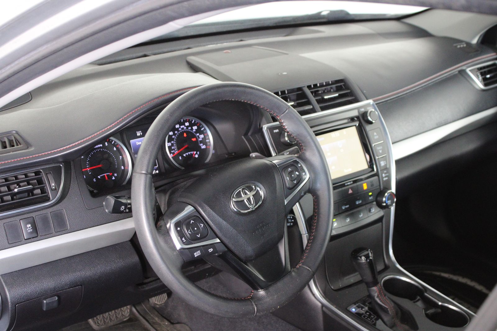 Used 2016 Silver Toyota SE image 19