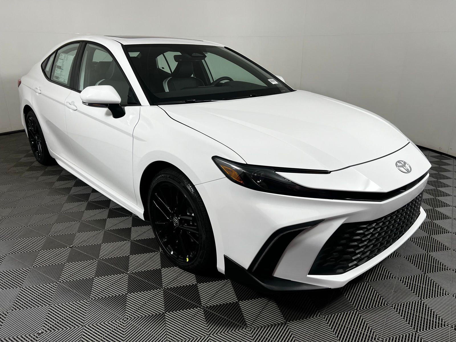 2025 Toyota Camry SE 3