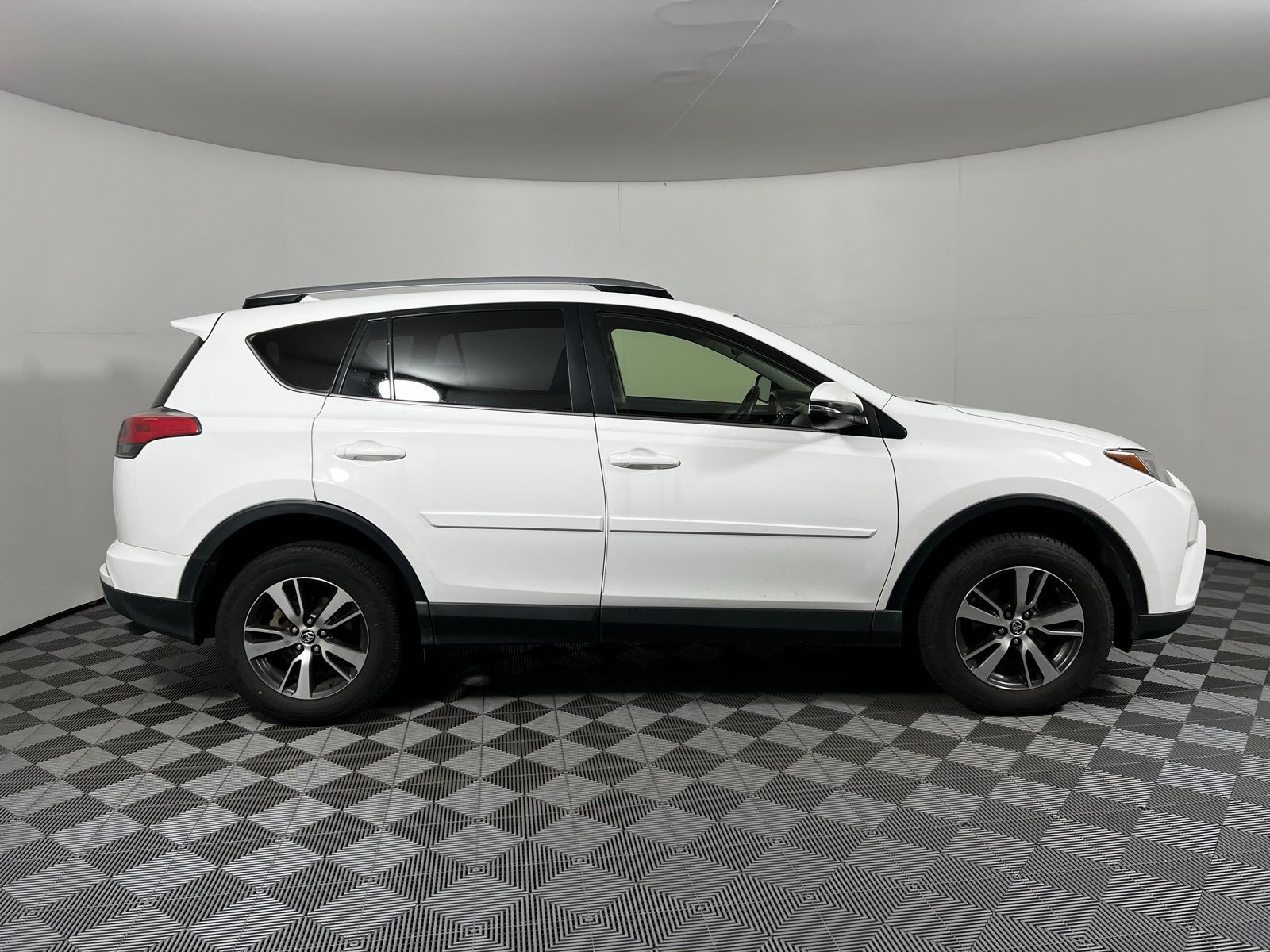 Thumbnail: 2018 Toyota RAV4 - 4