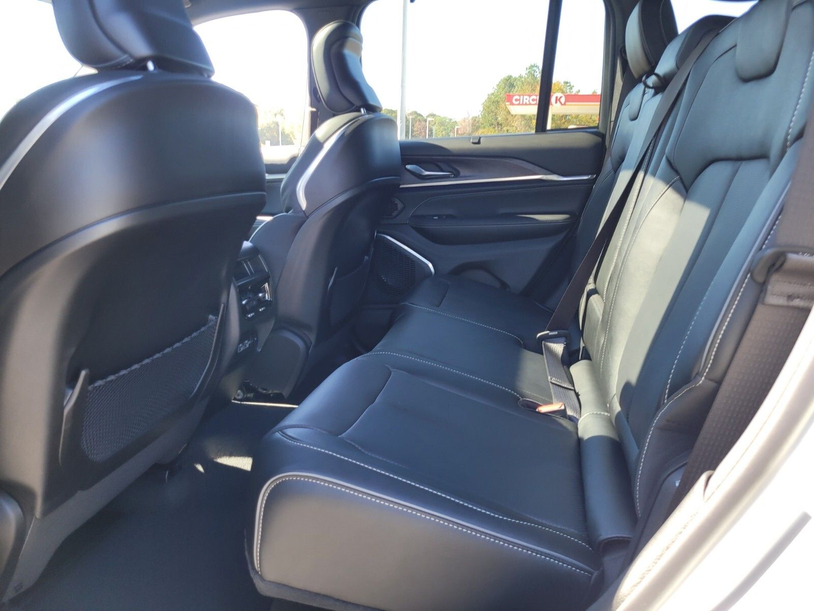 2025 Jeep Grand Cherokee Overland photo 4