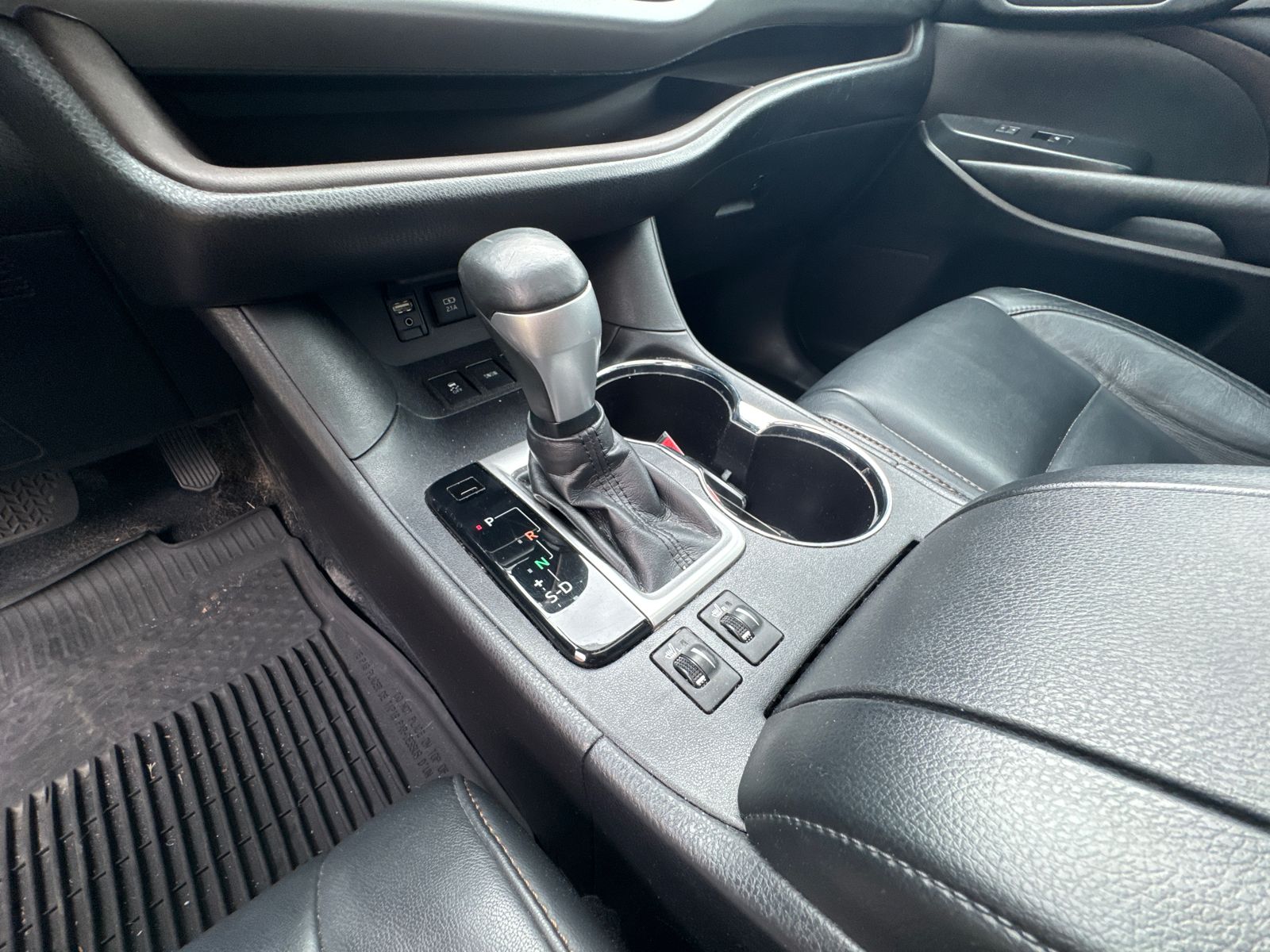 Used 2018 Gray Toyota XLE image 31