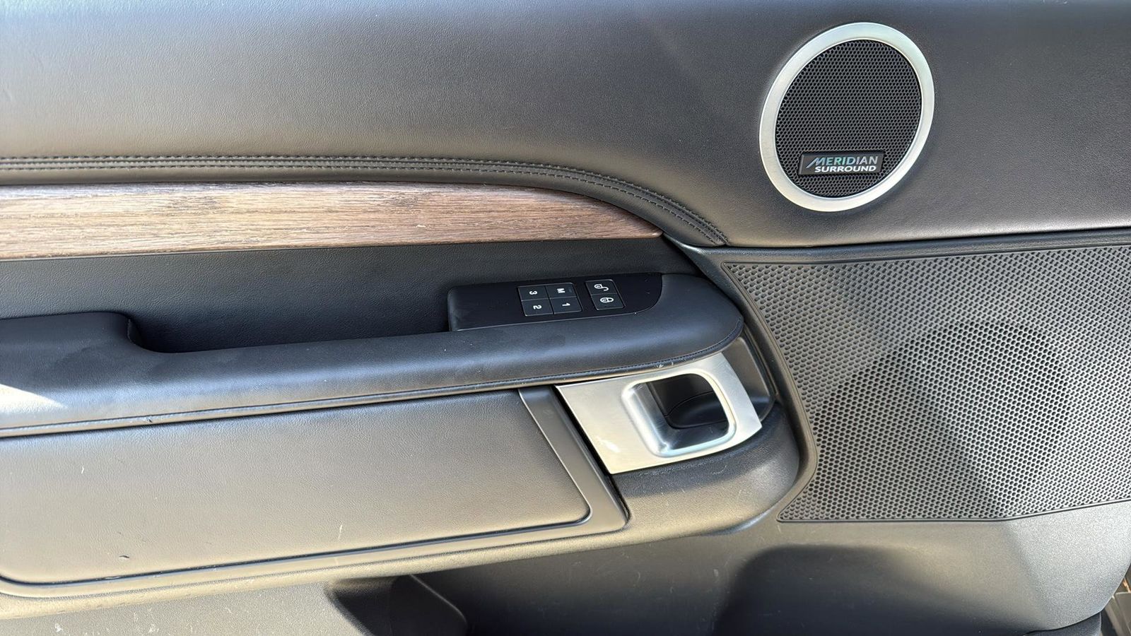 Used Car 2020 Land Rover Discovery  Hse Luxury For Sale Under $30,000 In Austin, Texas