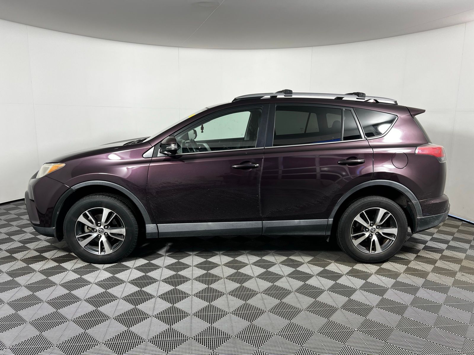 Thumbnail: 2017 Toyota RAV4 - 8