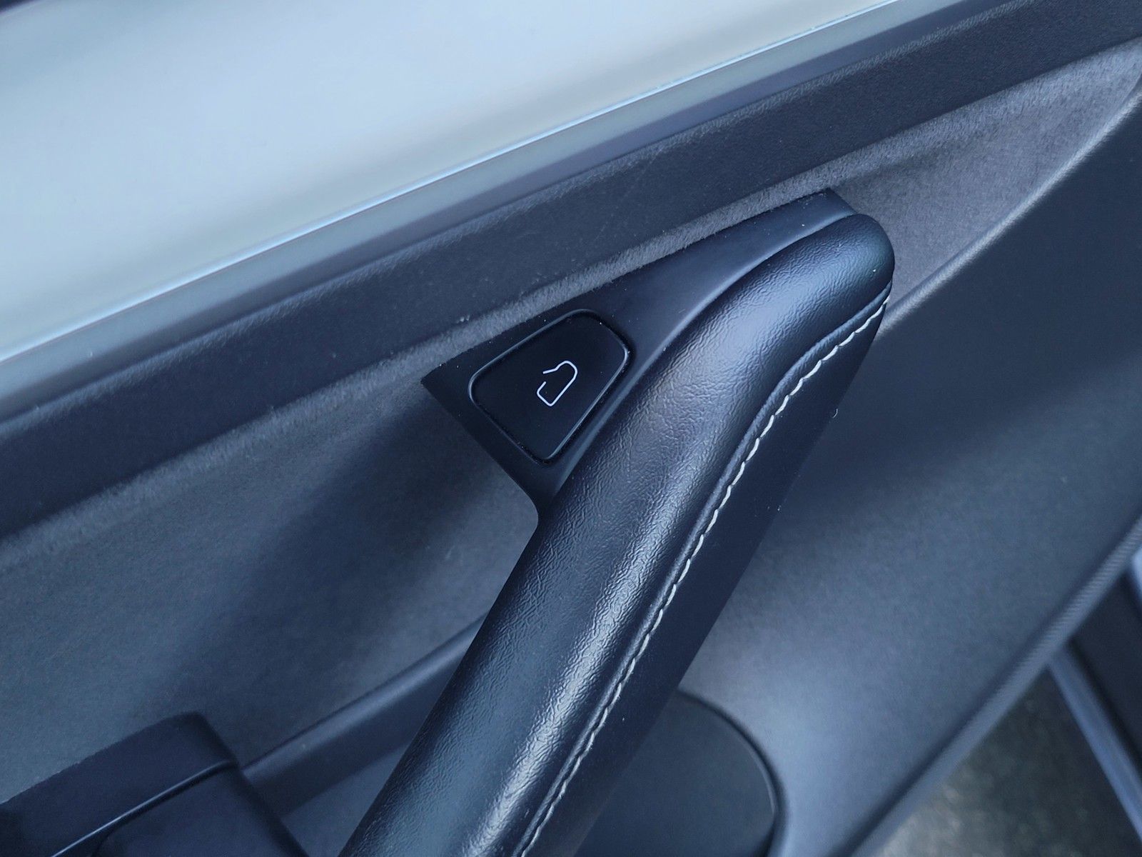 Used 2022  Tesla Performance image 18