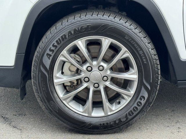 Used 2019 White Jeep Latitude Plus image 21