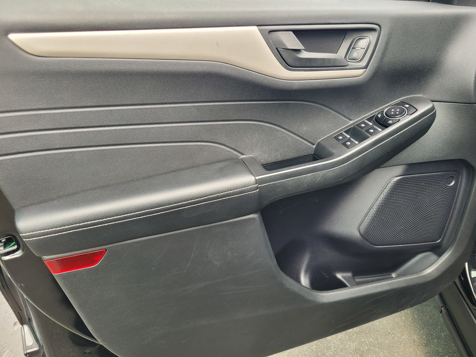 Used 2022 Black Ford SE image 16