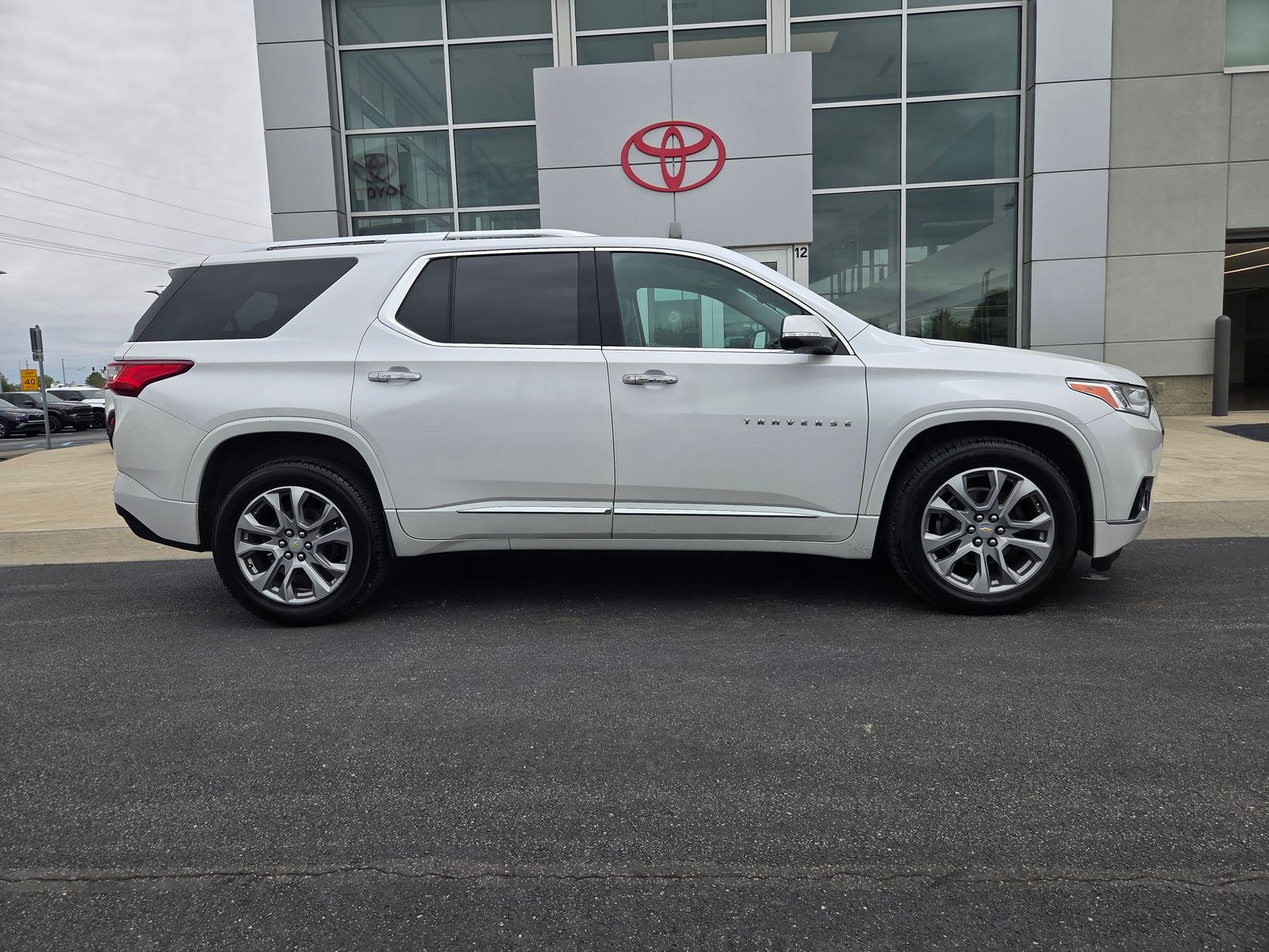 used 2021 Chevrolet Traverse car, priced at $27,244