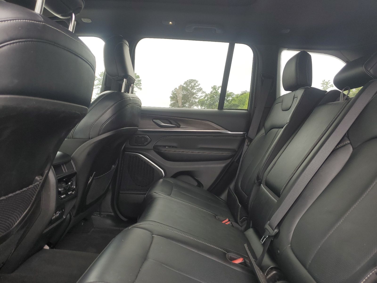 2023 Jeep Grand Cherokee Overland - 11