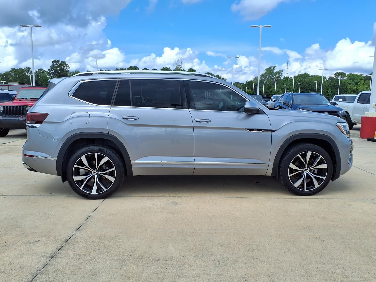 2024 Volkswagen Atlas 2.0T SEL Premium R-Line - 4