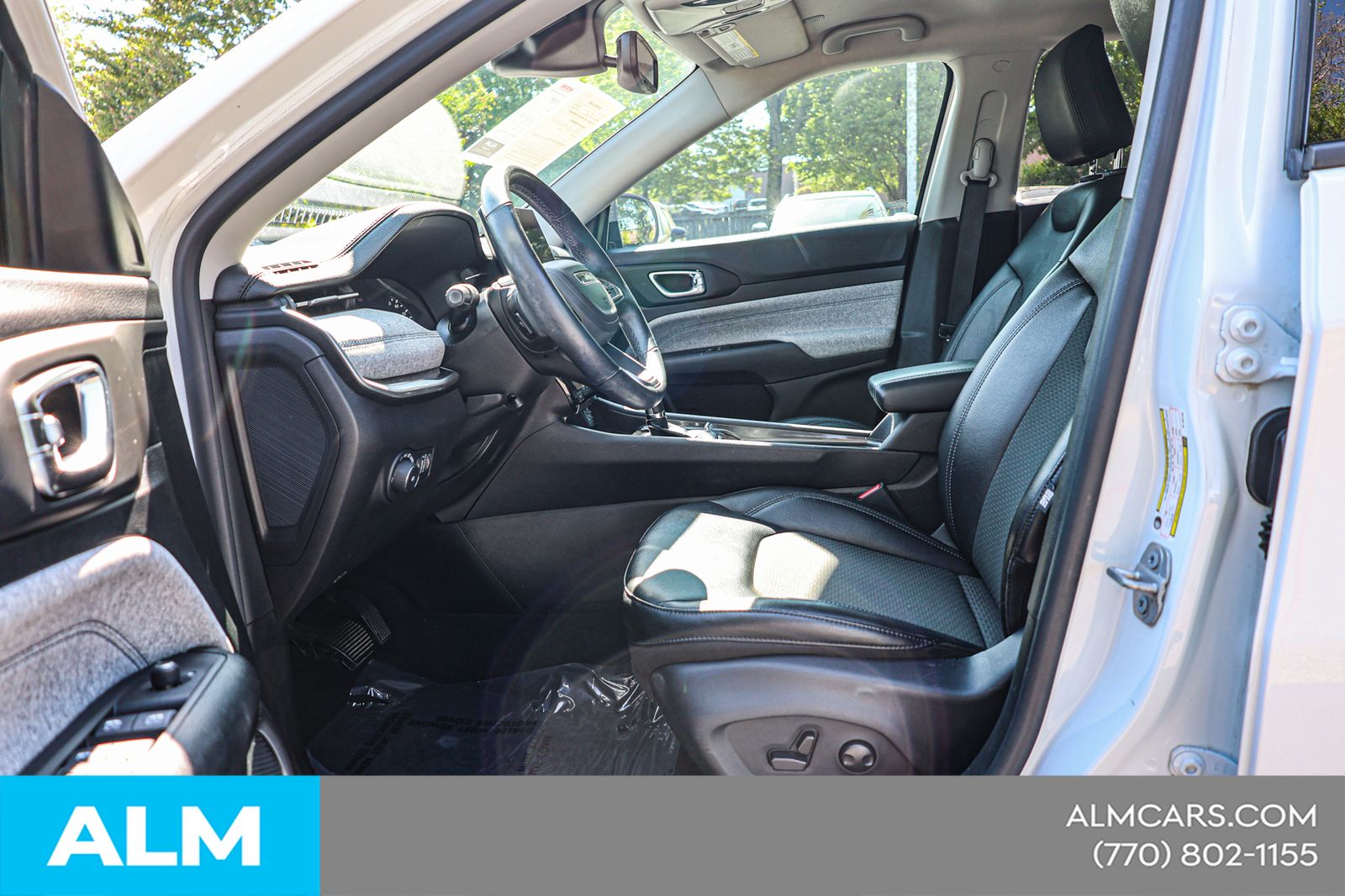 Used 2022 White Jeep Latitude image 18