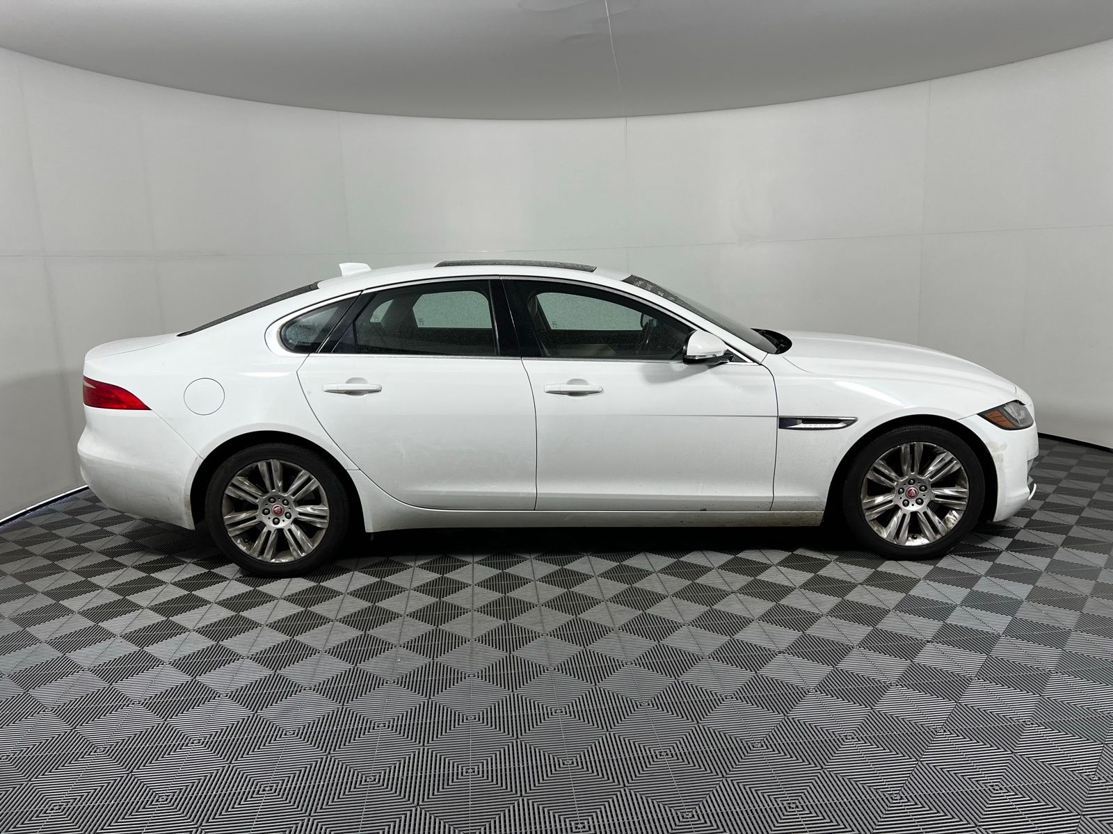 Thumbnail: 2017 Jaguar XF - 4