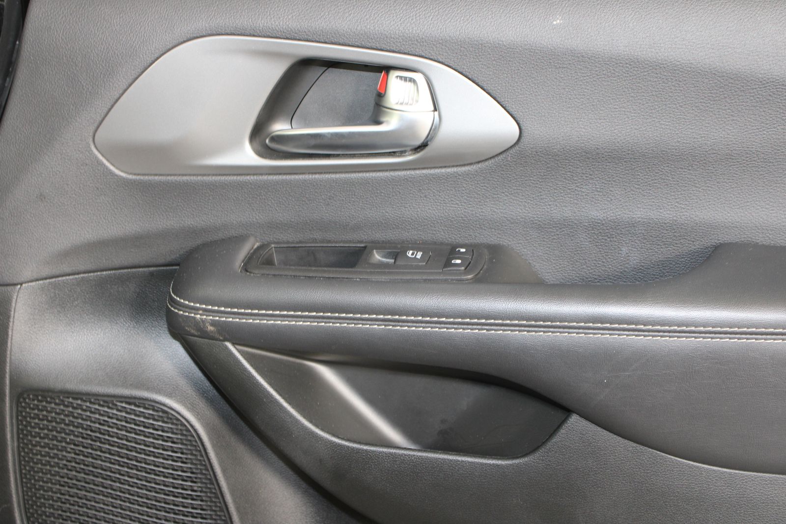 Used 2025 Black Chrysler Select image 22