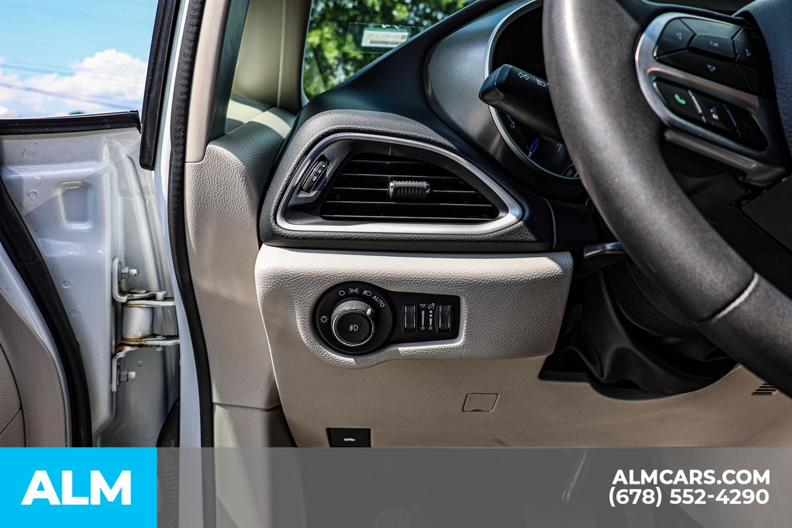 2023 Chrysler Pacifica Touring L photo 16
