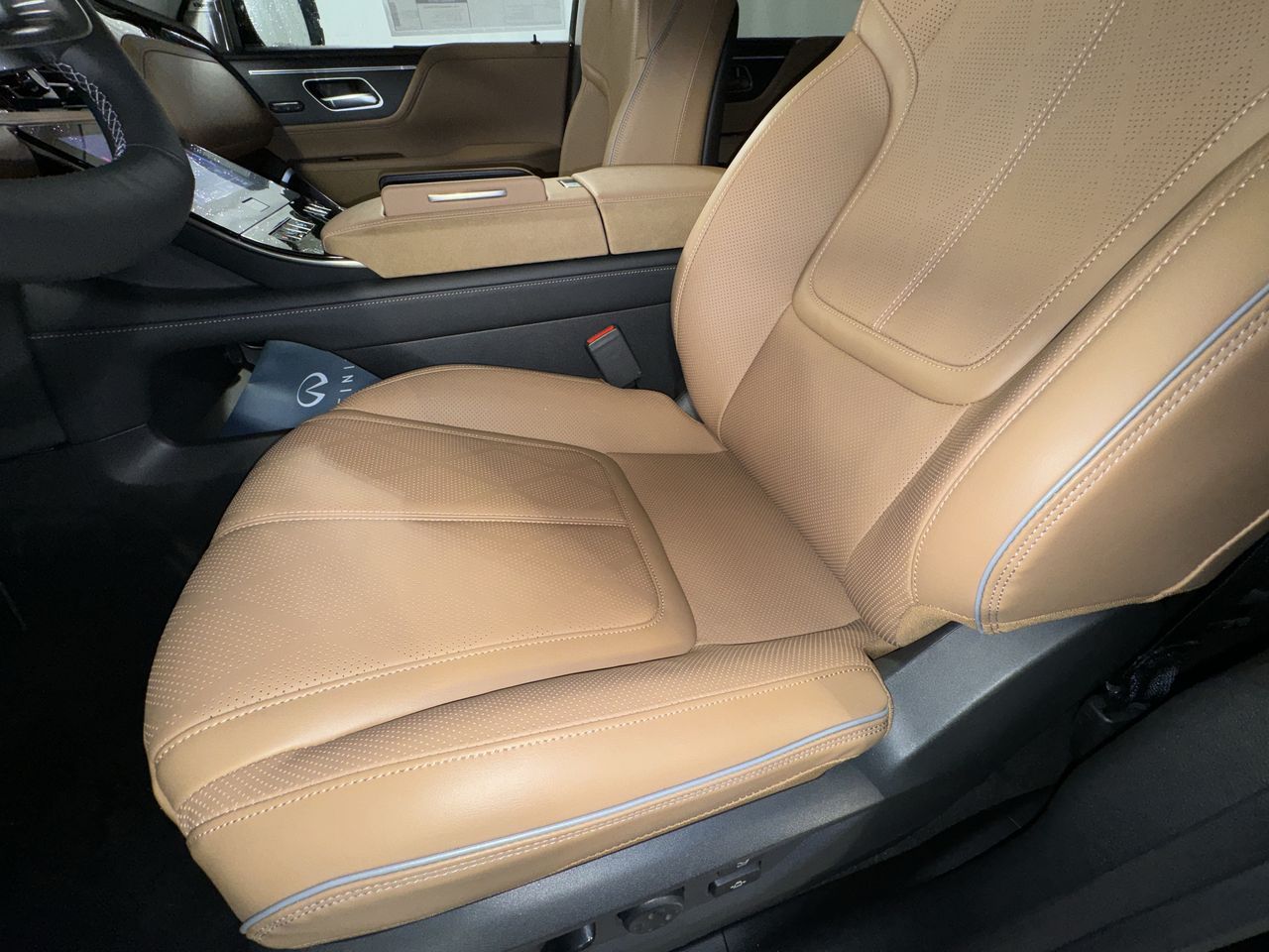 2025 Infiniti QX80 Sensory photo 17