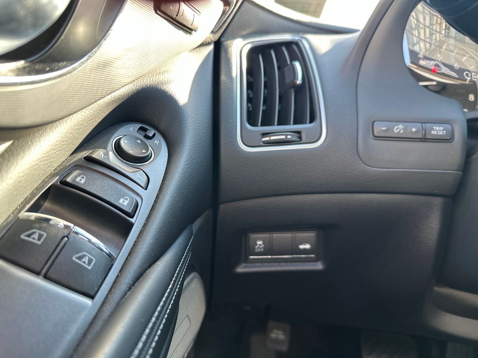 Used 2022 Black INFINITI LUXE image 22