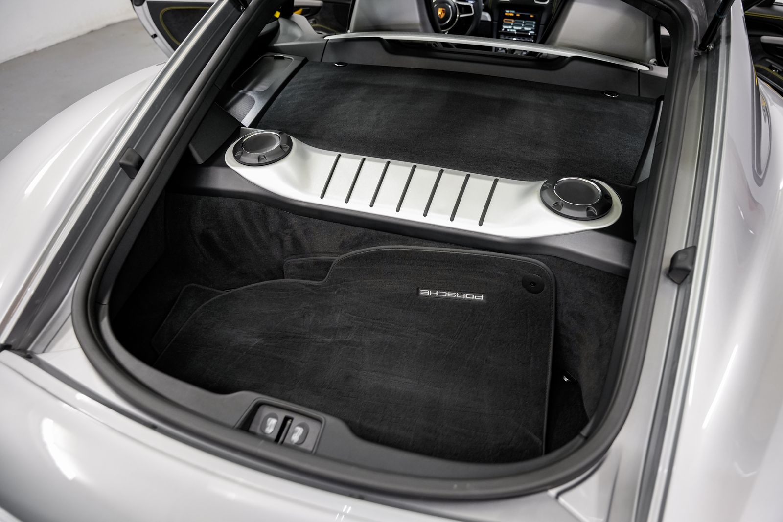 2016 Porsche Cayman GT4 — photo 36