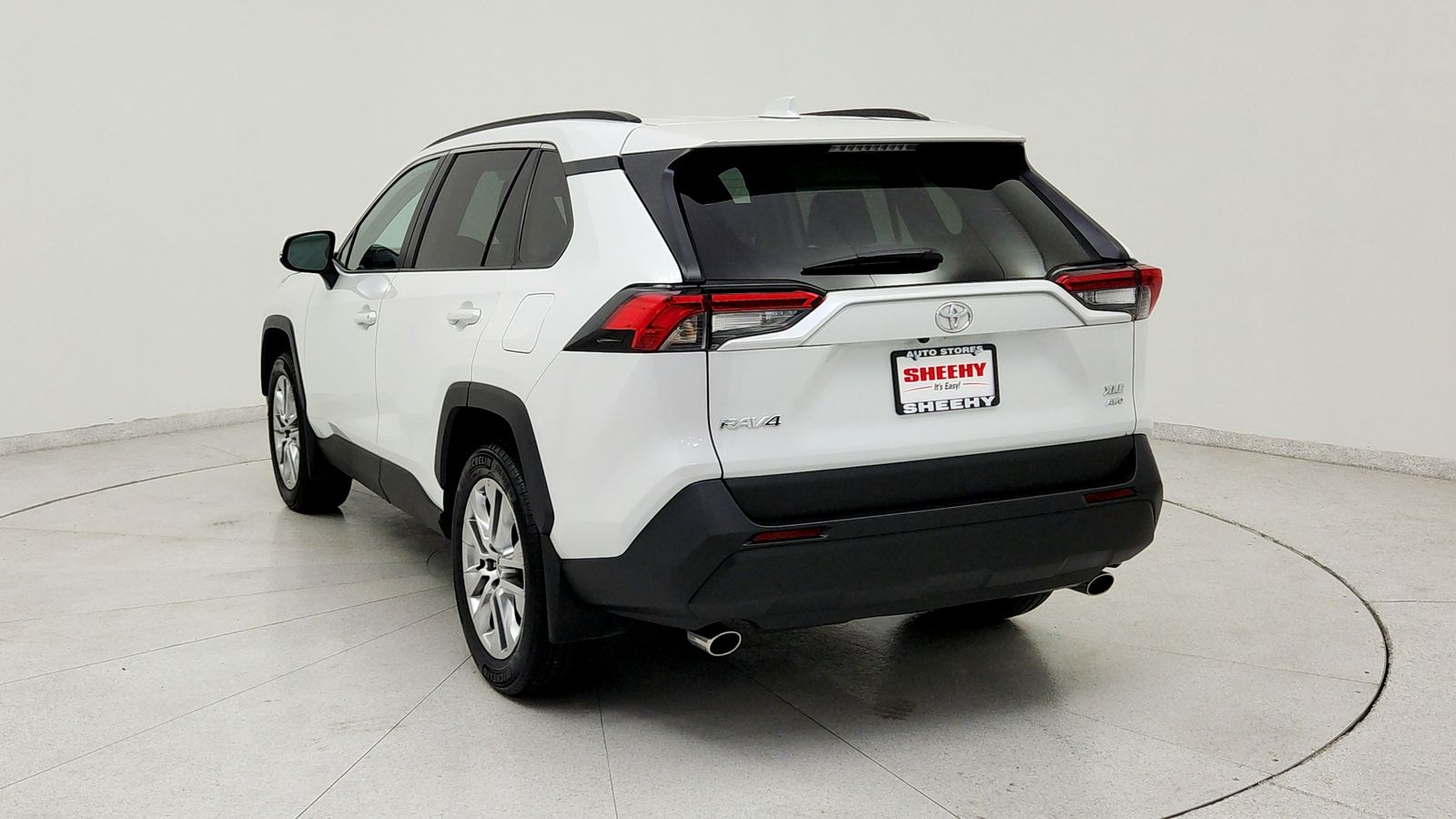 Used 2025 Beige Toyota XLE Premium image 5