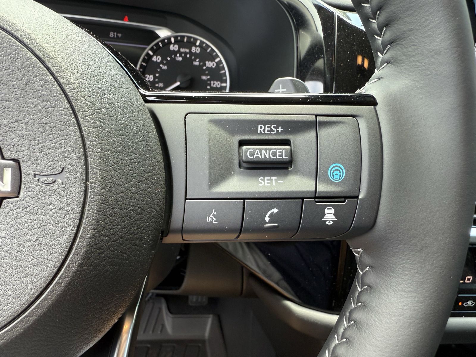 2025 Nissan Pathfinder SL photo 11