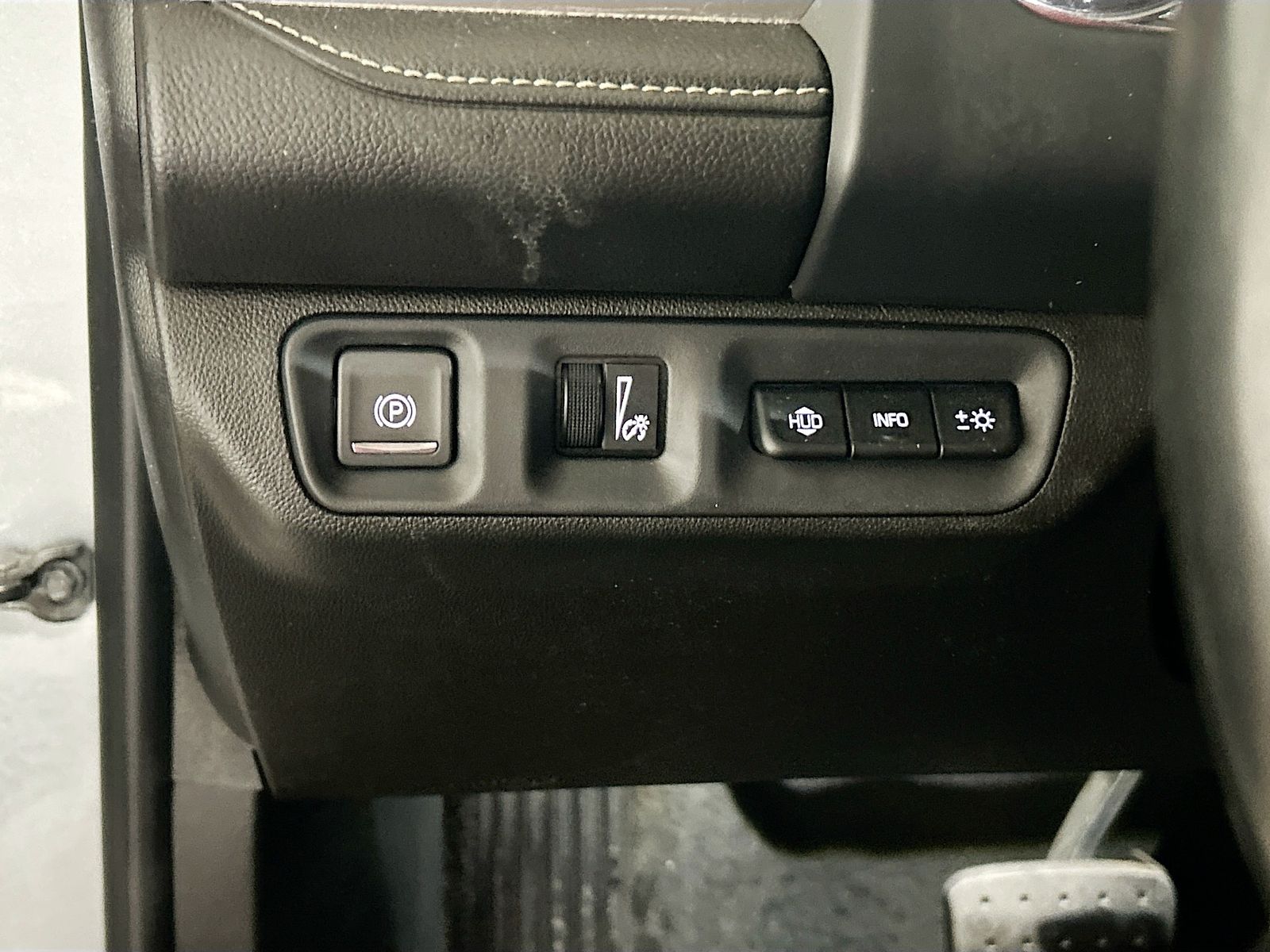 Used 2023 Silver GMC Denali image 10