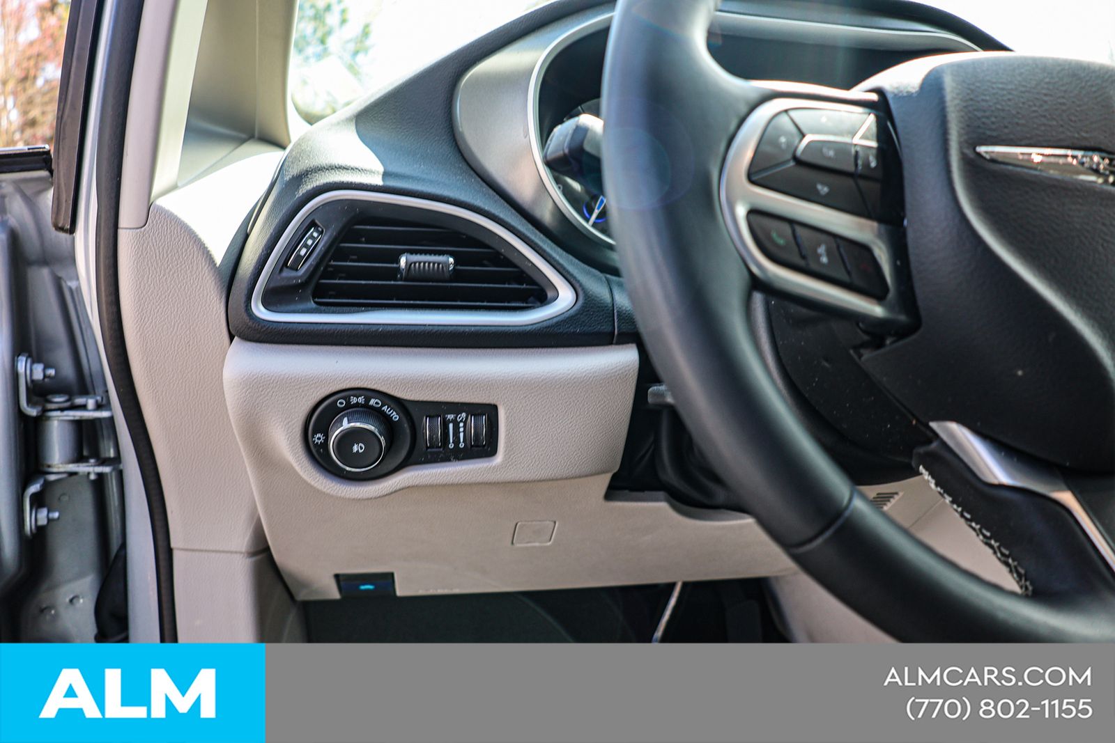 Used 2024 Silver Chrysler Touring L image 22