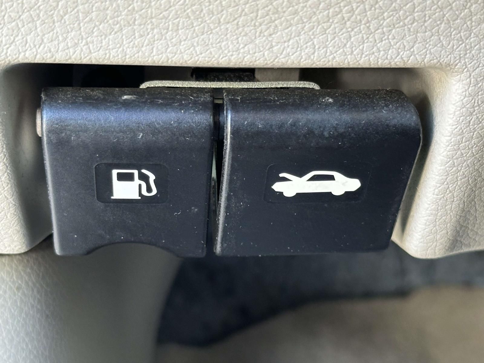 Used 2014 White Nissan S image 24