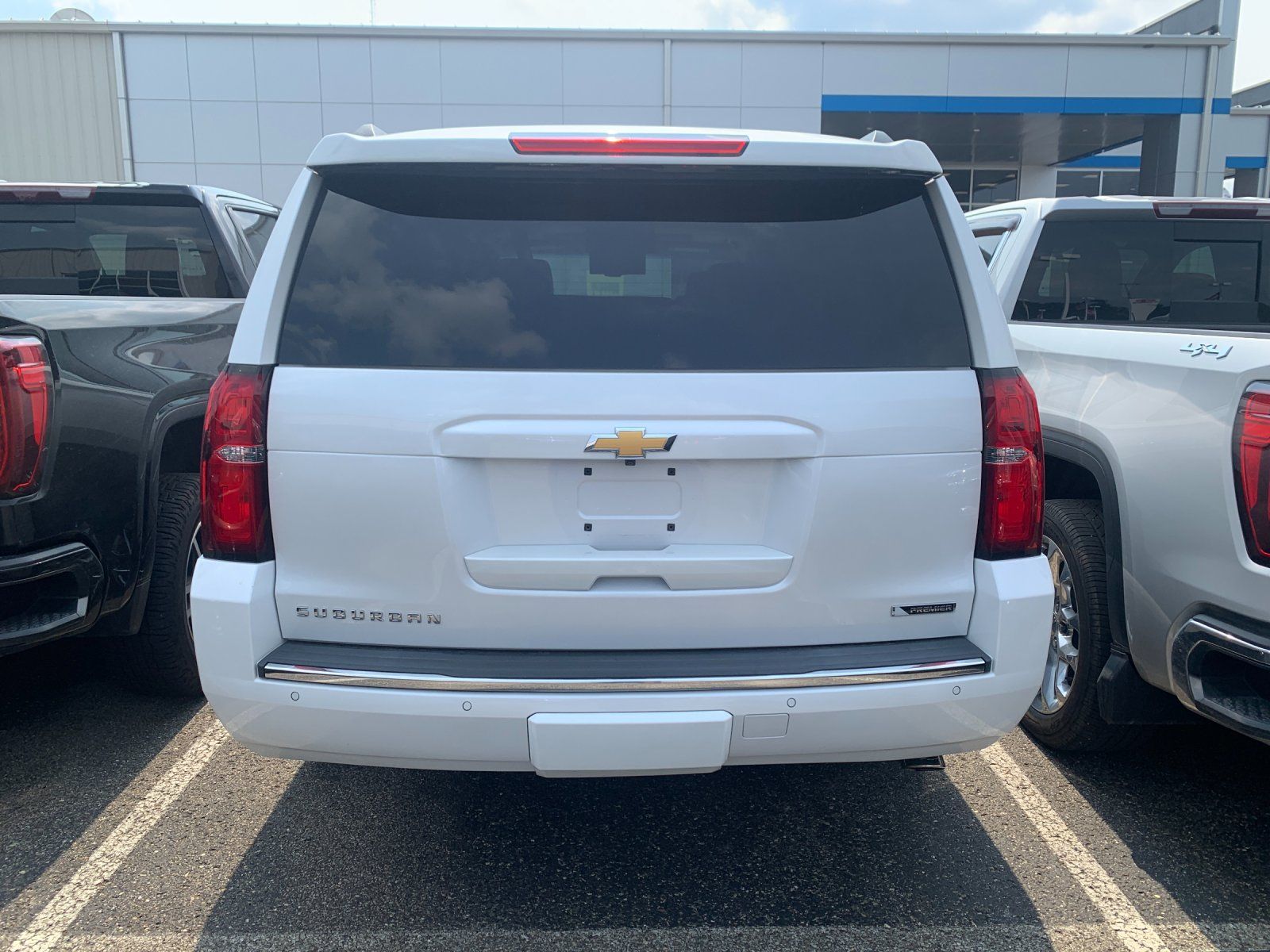 Pearl 2018 Chevrolet Suburban SUV / Crossover Four-Wheel Drive 6-Speed Automatic Overdrive