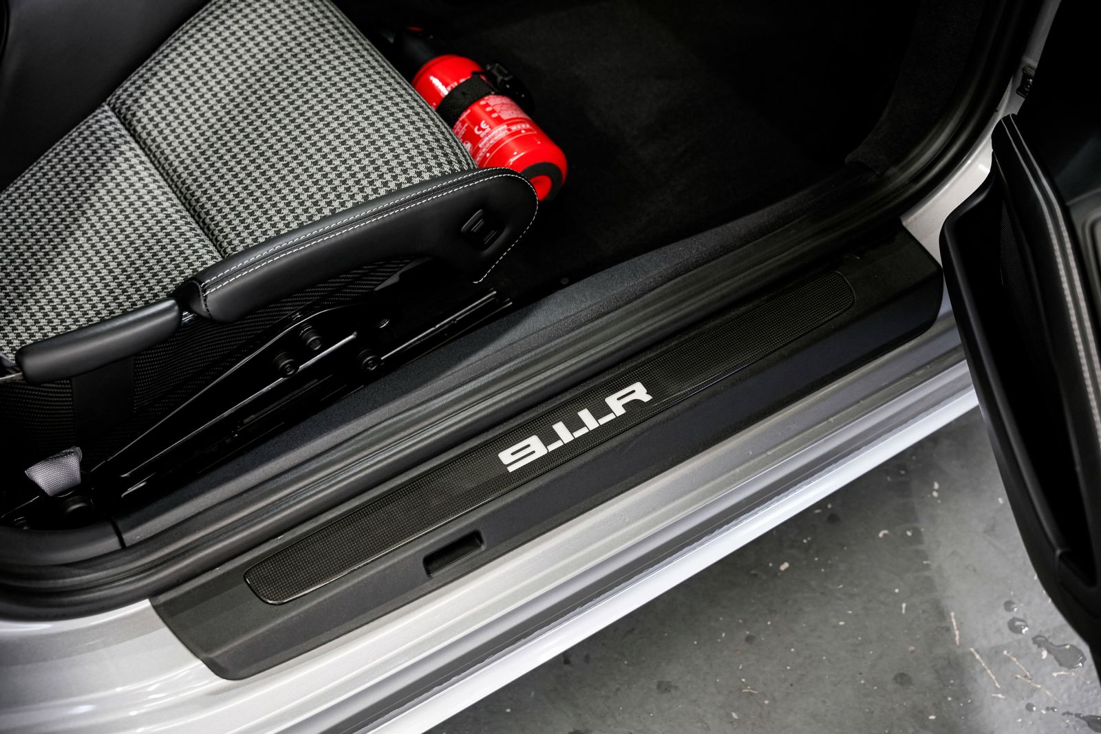 2016 Porsche 911 R — photo 28