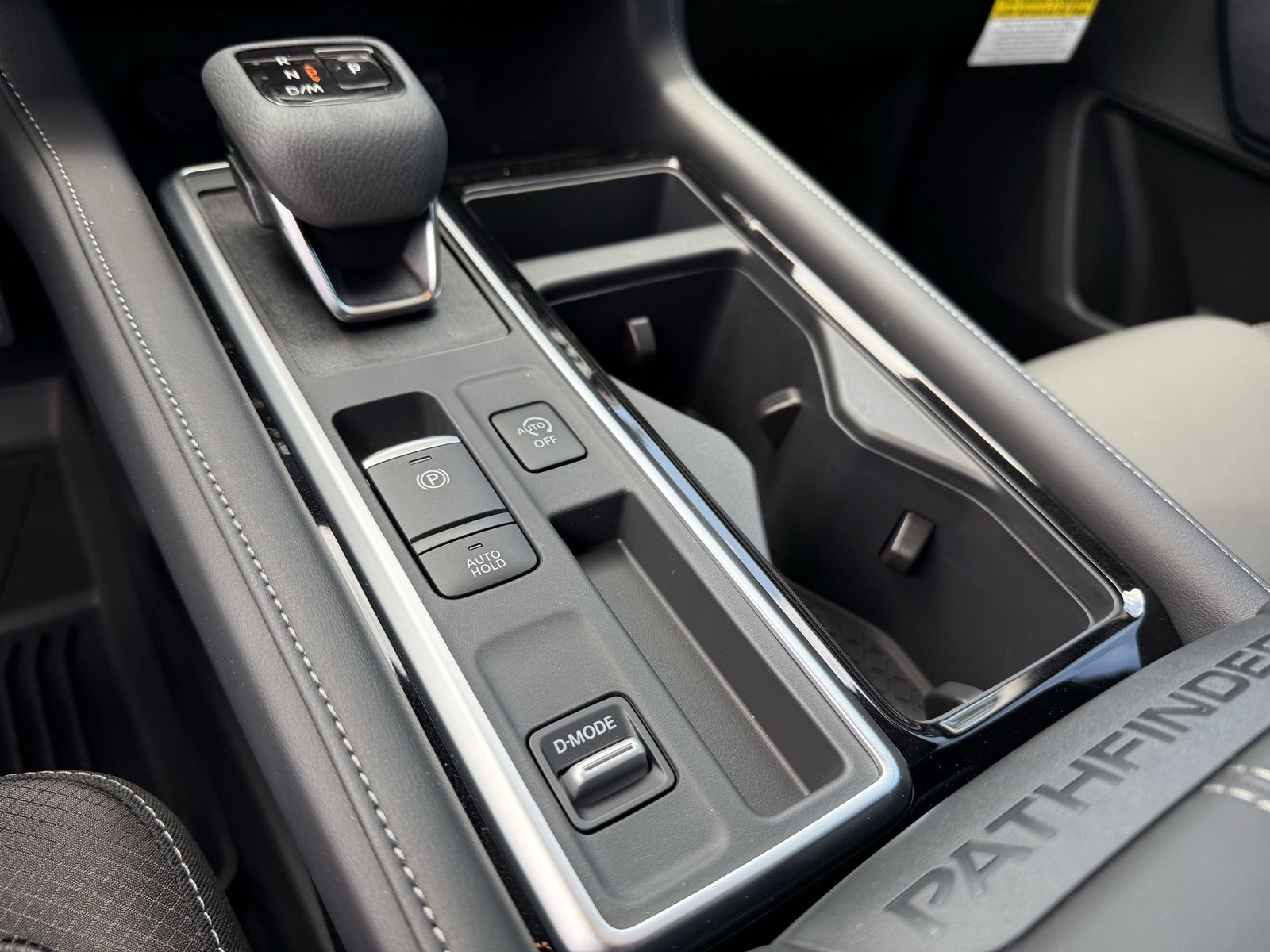 2025 Nissan Pathfinder SL photo 10