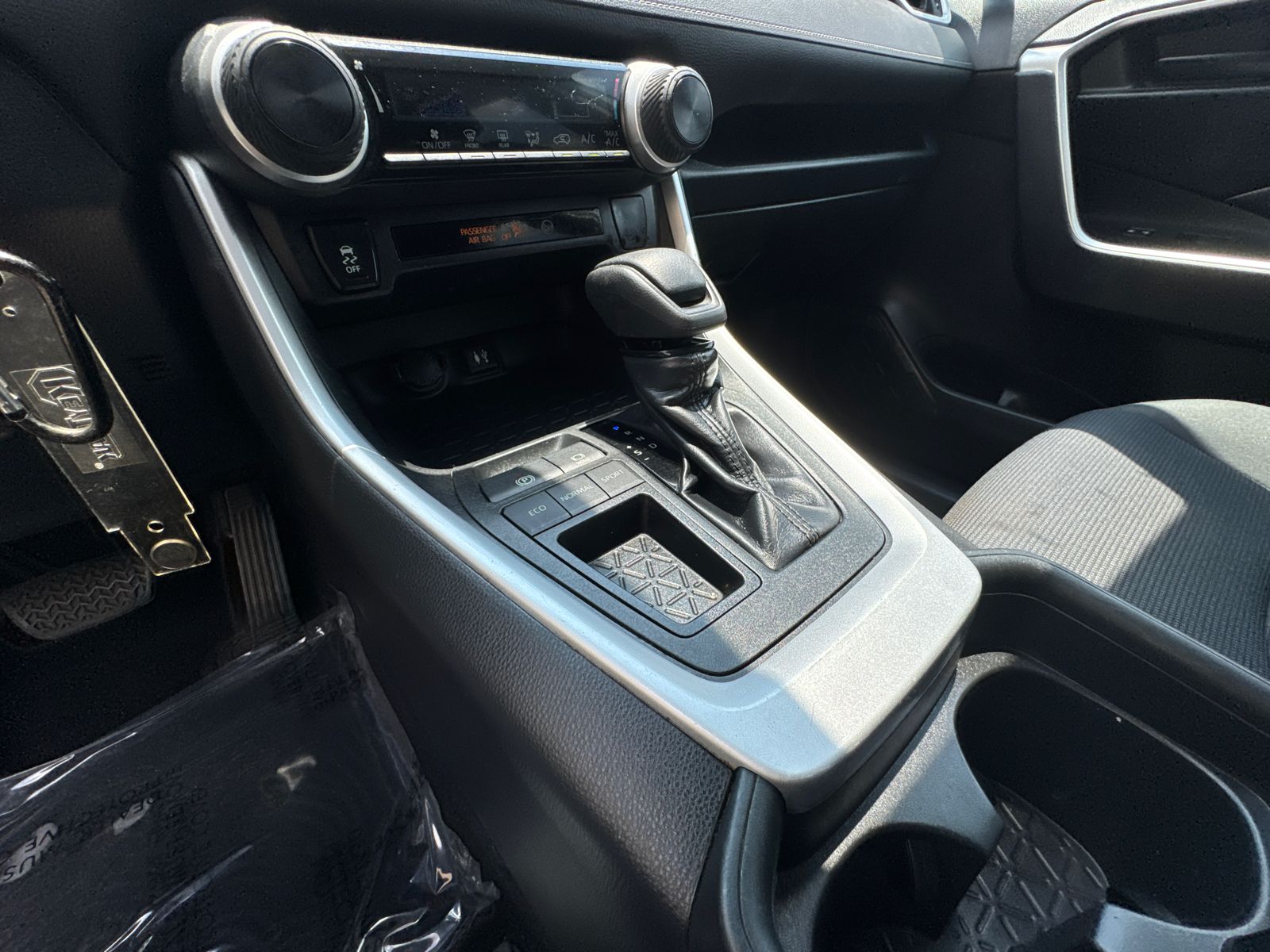Used 2019 White Toyota LE image 29